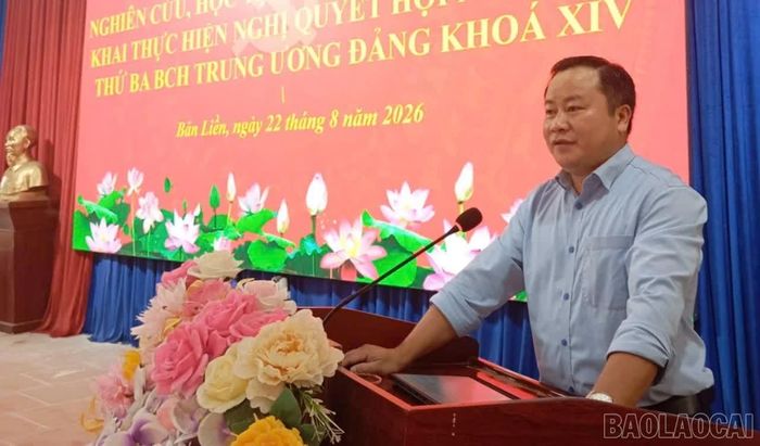 Đồng chí Tráng A Sơn - Bí thư Đảng ủy xã phát biểu tại hội nghị.