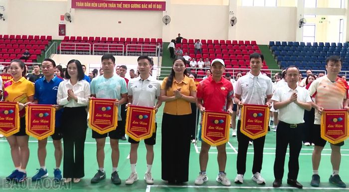 Ban Tổ chức tặng cờ lưu niệm các đoàn vận động viên tham dự giải.