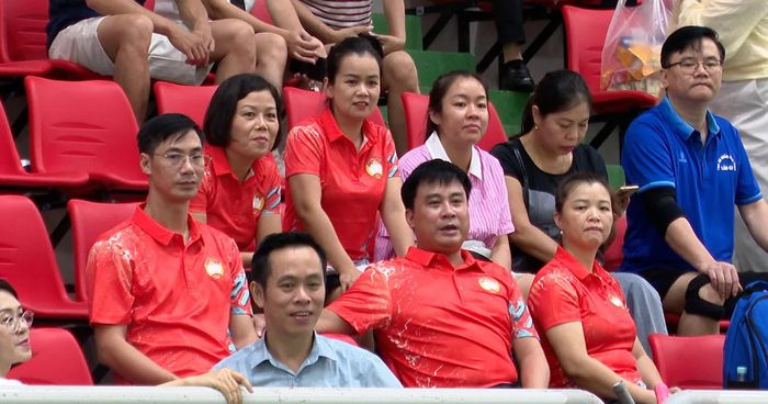 Các cổ động viên nhiệt tình cổ vũ vận động viên tham gia thi đấu.