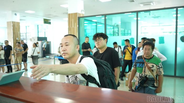 Trạm Biên phòng Cửa khẩu quốc tế Lào Cai tăng cường cán bộ làm thủ tục, hạn chế thời gian chờ của hành khách trong cao điểm nghỉ lễ.