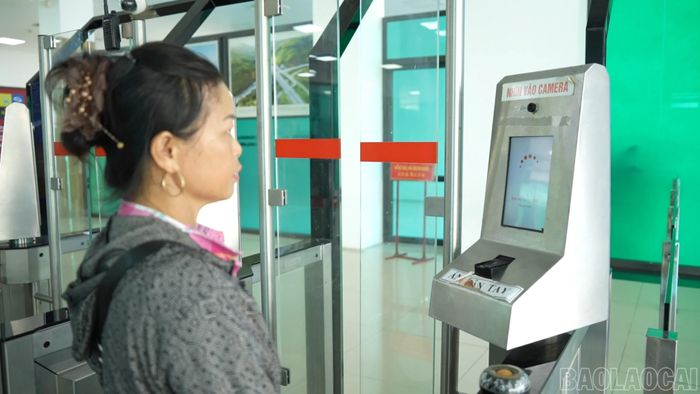 Người dân làm thủ tục qua luồng xuất, nhập cảnh tự động tại Cửa khẩu quốc tế Lào Cai.