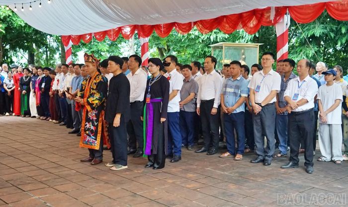Đại biểu và Nhân dân dâng hương tại nội tự đền Long Khánh.