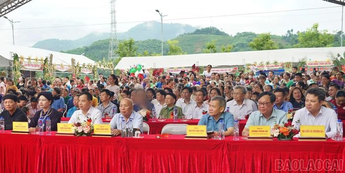 Đông đảo đại biểu, người dân và du khách Đông tham dự Lễ hội đền Long Khánh.
