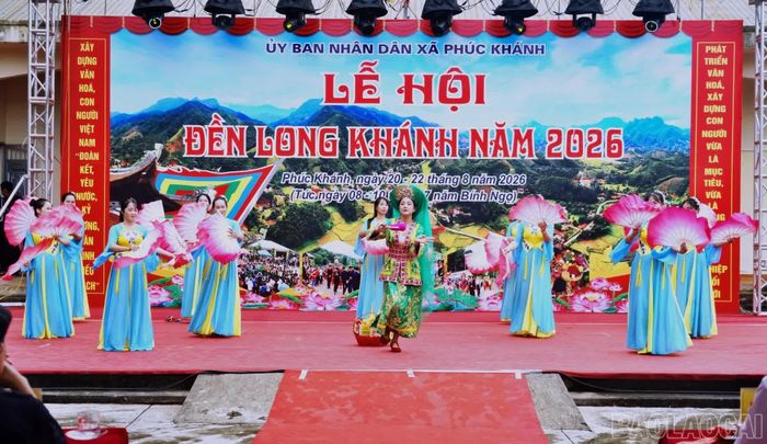 Nhiều tiết mục văn nghệ mang đậm bản sắc văn hóa dân tộc được người dân các thôn, bản biểu diễn tại lễ hội.