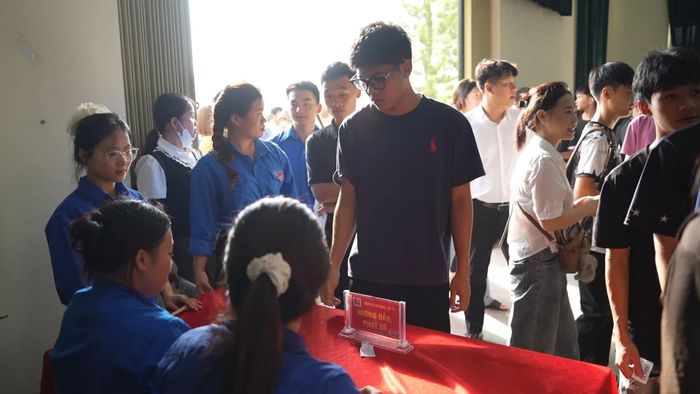 Đoàn viên, thanh niên hỗ trợ học sinh, sinh viên lấy số và đến đúng bàn làm thủ tục nhập học.