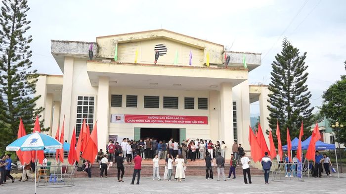 Học sinh, sinh viên có mặt từ sớm để làm thủ tục nhập học.