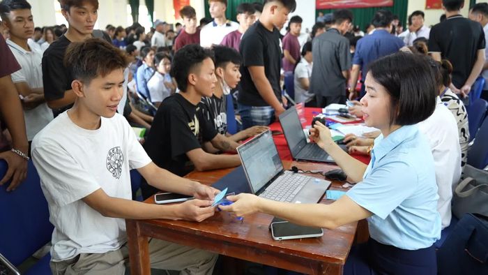 Học sinh, sinh viên được hướng dẫn làm thủ tục nhập học.
