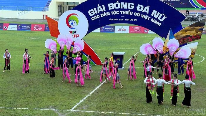 Các tiết mục văn nghệ tái hiện vẻ đẹp văn hóa, con người Mường Lò và Tây Bắc.