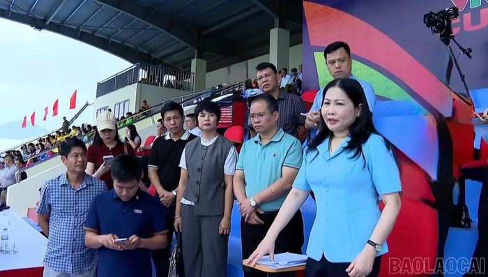 Đồng chí Vũ Thị Hiền Hạnh - Phó Chủ tịch UBND tỉnh phát biểu tại cuộc họp đánh giá, rút kinh nghiệm sau buổi tổng duyệt.