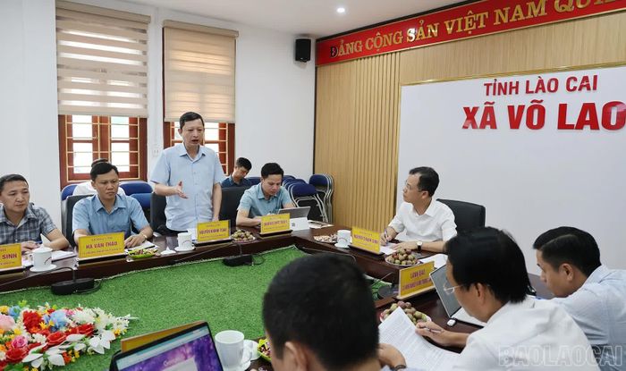 Lãnh đạo xã Võ Lao báo cáo tình hình triển khai dự án.