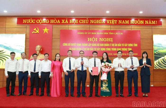 Đồng chí Nguyễn Hữu Long - Phó Bí thư Đảng ủy UBND tỉnh trao quyết định thành lập Đảng bộ Ban Quản lý dự án đầu tư xây dựng công trình giao thông tỉnh Lào Cai.