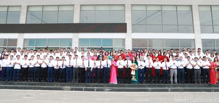 Các đồng chí lãnh đạo và đại biểu chụp ảnh lưu niệm tại hội nghị.