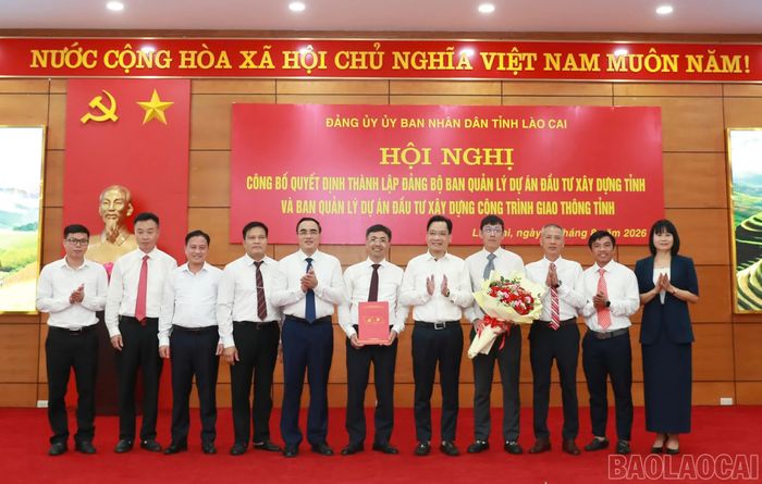 Đồng chí Nguyễn Hữu Long - Phó Bí thư Đảng ủy UBND tỉnh trao quyết định thành lập Đảng bộ Ban Quản lý dự án đầu tư xây dựng tỉnh Lào Cai.