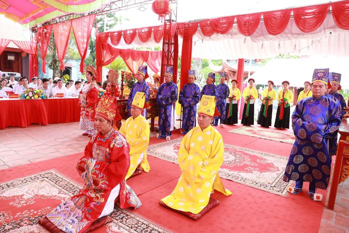 Tại Đền Cấm, các nghệ nhân thực hành, giới thiệu nét đặc sắc của tín ngưỡng thờ Mẫu Tam phủ của người Việt thông qua nghi lễ, âm nhạc chầu văn, trang phục và nghệ thuật diễn xướng dân gian.