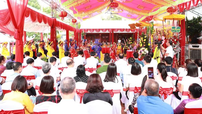 Đông đảo du khách thập phương tham dự lễ hội.