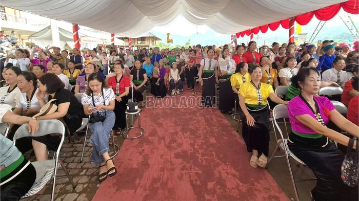 Nhân dân có mặt từ sớm tham dự lễ hội.