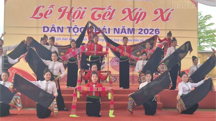 Các tiết mục văn nghệ vui tươi, đậm đà bản sắc văn hóa dân tộc Thái.