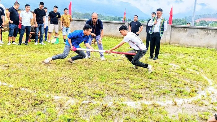 Màn đẩy gậy ngang sức ngang tài.