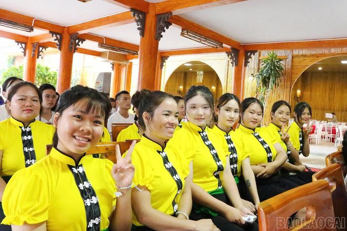 Các nữ cầu thủ của đội bóng Nghĩa Lộ.