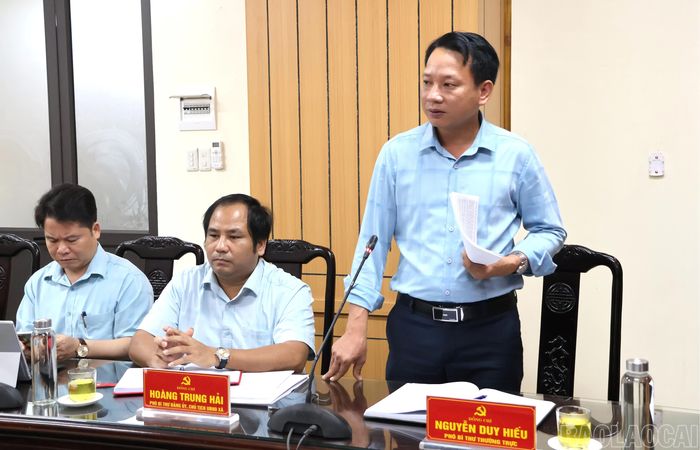 Lãnh đạo xã Lục Yên báo cáo tóm tắt công tác tài chính, ngân sách, giải ngân vốn đầu tư công và thực hiện các chương trình mục tiêu quốc gia.