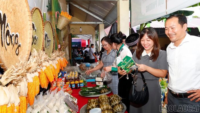 Không gian trưng bày sản vật xã Nậm Xé thu hút sự quan tâm của đại biểu và du khách.