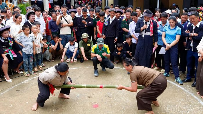 Phần thi đẩy gậy thu hút đông đảo người dân và du khách theo dõi.