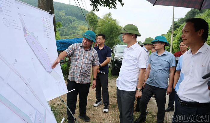 Đồng chí Nguyễn Thành Sinh - Phó Chủ tịch UBND tỉnh kiểm tra thực địa triển khai dự án.