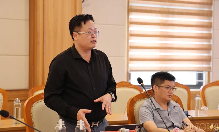 Lãnh đạo xã Bát Xát báo cáo tình hình triển khai dự án.