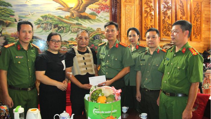 Lãnh đạo công an tỉnh thăm hỏi, động viên Thiếu tá Đỗ Đức Tuấn.