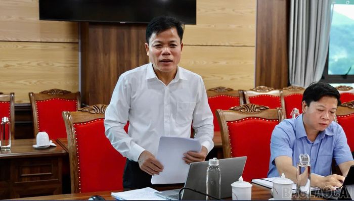 Lãnh đạo xã Văn Bàn phát biểu tại buổi làm việc.