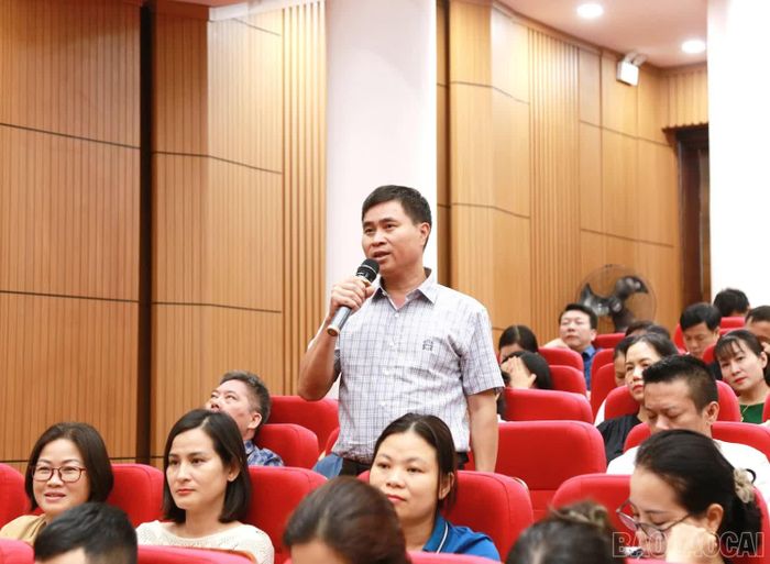 Phụ huynh học sinh đề nghị phường quan tâm xử lý các quán bán hàng không đúng quy định; xử lý vấn đề về ùn tắc giao thông tại các cổng trường.