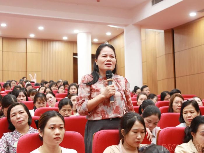 Đại diện Ban Giám hiệu Trường Tiểu học Lê Văn Tám đề nghị phường sửa chữa cơ sở vật chất trường lớp học đáp ứng nhu cầu đổi mới giáo dục.