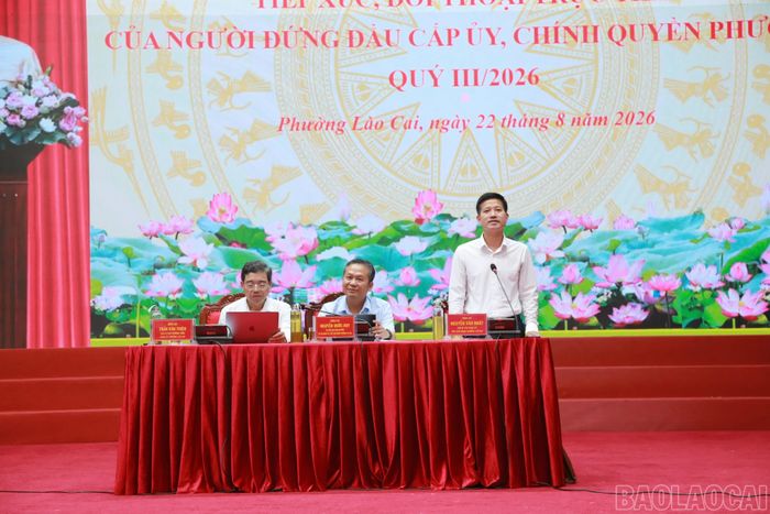 Lãnh đạo UBND phường Lào Cai trả lời một số ý kiến của đại biểu tại hội nghị.