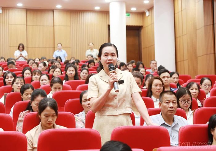 Đại diện Ban Giám hiệu Trường THCS Lê quý Đôn nêu ý kiến đề nghị cấp ủy, chính quyền phường sớm hướng dẫn công tác thu, chi đầu năm học mới.