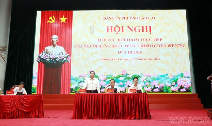 Các đồng chí Thường trực Đảng ủy, UBND phường Lào Cai chủ trì hội nghị.