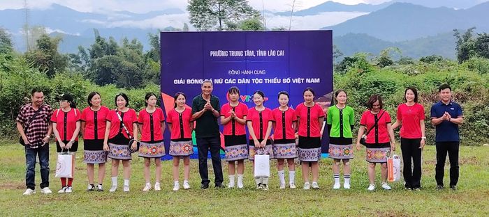 Khép lại chương trình, Ban Tổ chức cùng khách mời trao tặng mỗi đội 20 bộ áo đấu, động viên các cầu thủ trước khi bước vào tranh tài.