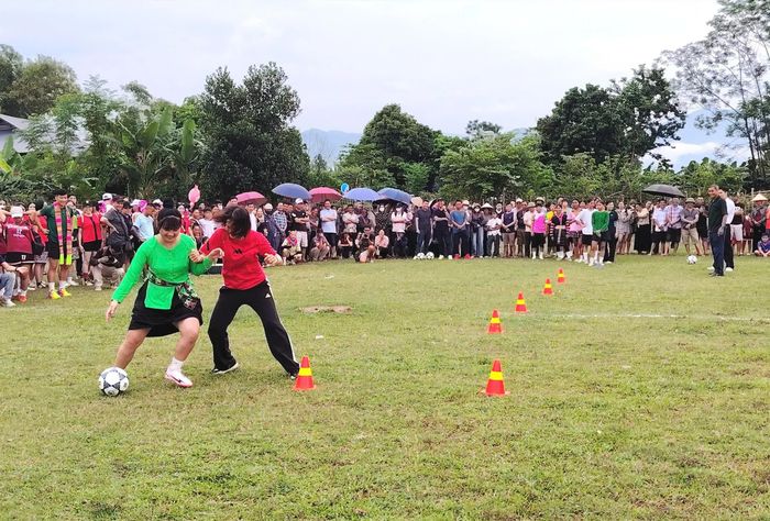 Cựu tuyển thủ Đỗ Thị Ngọc Châm trực tiếp so tài kỹ năng cùng các cầu thủ.
