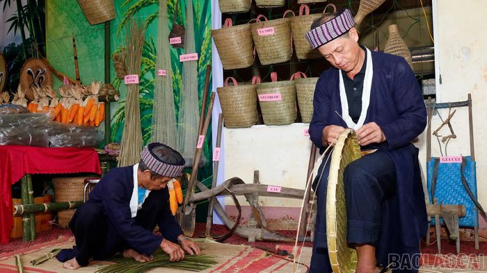 Nếu phụ nữ dân tộc Mông xanh giữ nghề trồng lanh, dệt vải thì những người đàn ông lại yêu thích nghề đan lát, nghề mộc và chế tạo nông cụ phục vụ sản xuất.