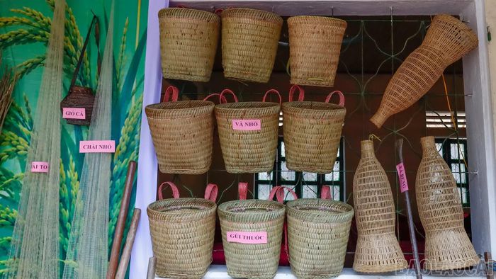 Những sản phẩm đan lát thủ công bền đẹp được làm nên bởi đôi bàn tay của đàn ông dân tộc Mông xanh, xã Nậm Xé.