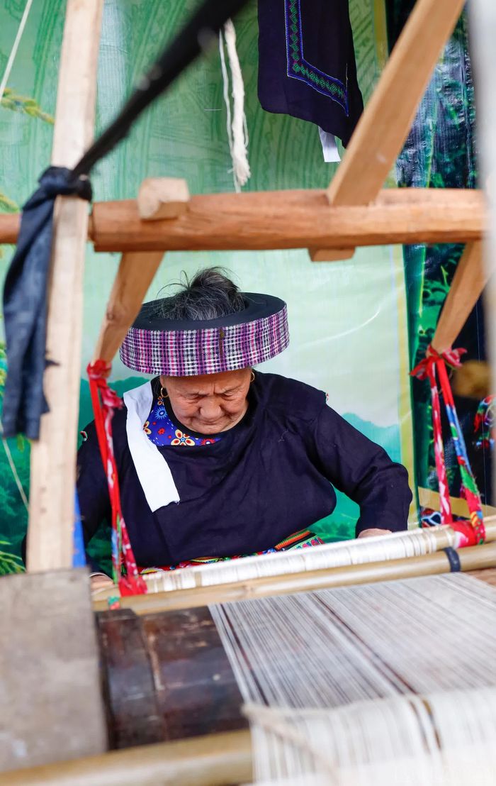 Từ nhỏ, bà Mão đã được người cao tuổi trong thôn dạy trồng lanh, dệt vải, may thêu trang phục. Đến năm 15 tuổi, bà Mão đã thành thạo các công đoạn và tự may cho mình những bộ trang phục đẹp nhất.
