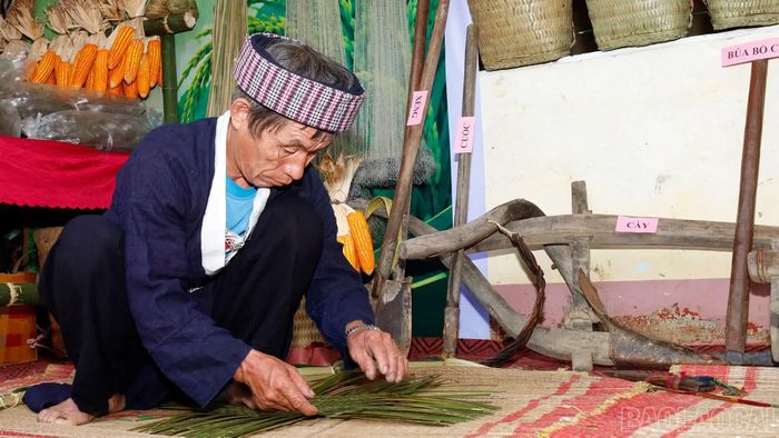 Để làm được những chiếc gùi thuốc, và nhỏ, rổ, mẹt... đàn ông dân tộc Mông xanh phải lựa chọn những cây tre, trúc có độ già vừa phải, chẻ thành nan mỏng và tỉ mỉ đan lát.