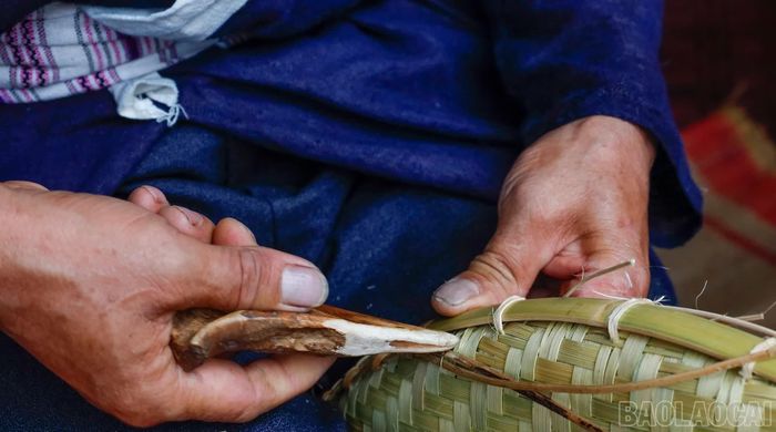 Để có những sản phẩm tốt, người đan lát phải nắm vững kỹ thuật, khéo léo và tỉ mỉ trong từng công đoạn.