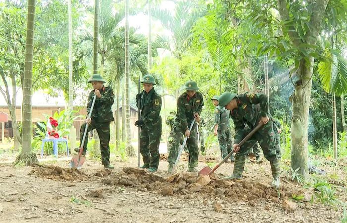 Lực lượng quân đội tìm kiếm, khai quật ngôi mộ tập thể từ thông tin do ông Đỗ Văn Chung cung cấp.