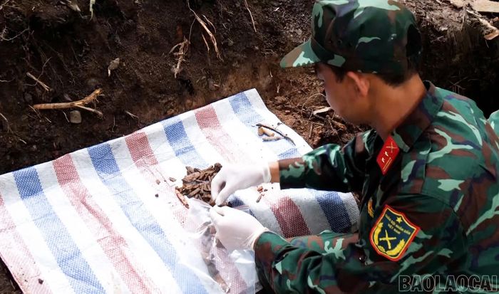 Một số di vật được phát hiện cùng hài cốt liệt sĩ tại ngôi mộ tập thể.
