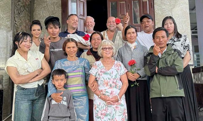Những người thân của Ma Oanh đón bố mẹ chồng của cô qua thăm