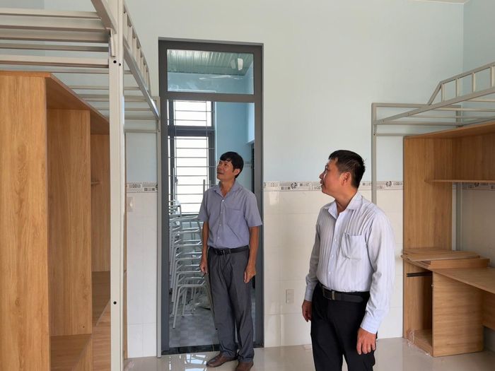 Ông Lương Đào Quốc Dũng, Hiệu trưởng Trường Dân tộc nội trú tỉnh Lâm Đồng (bên trái) kiểm tra ký túc xá