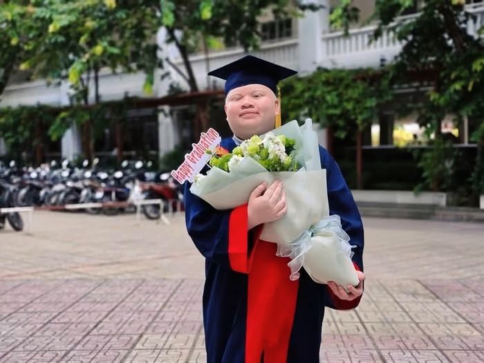 Bằng sự nỗ lực không ngừng, Trí tốt nghiệp loại Giỏi ngành sư phạm Toán