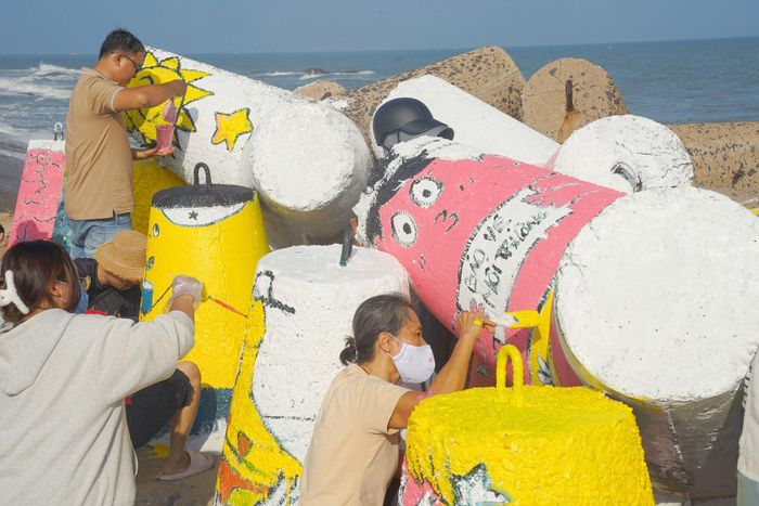Tình nguyện viên miệt mài trên từng khối tetrapod