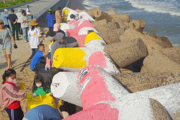 Những khối bê tông tetrapod đang dần thành hình với gam màu tươi tắn