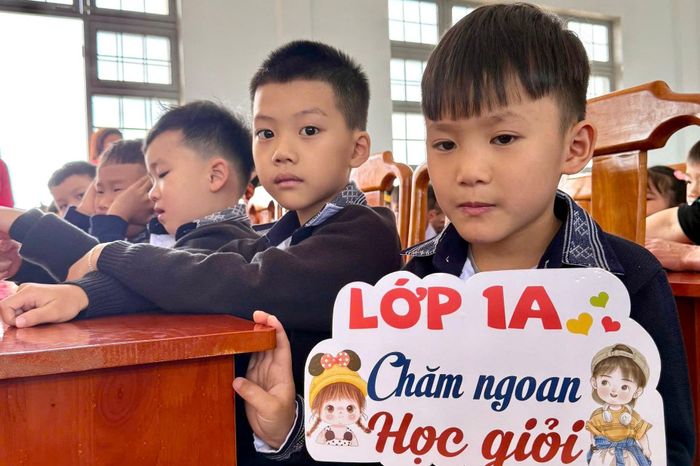 Đảng ủy phường Lang Biang - Đà Lạt huy động nguồn xã hội hóa để may áo len đồng phục cho 100% học sinh lớp 1 trên địa bàn phường